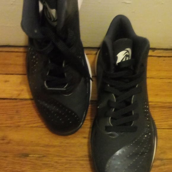 Derek Rose Adidas Sneakers - Picture 2 of 5